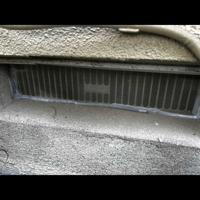 床下換気口に金網を設置