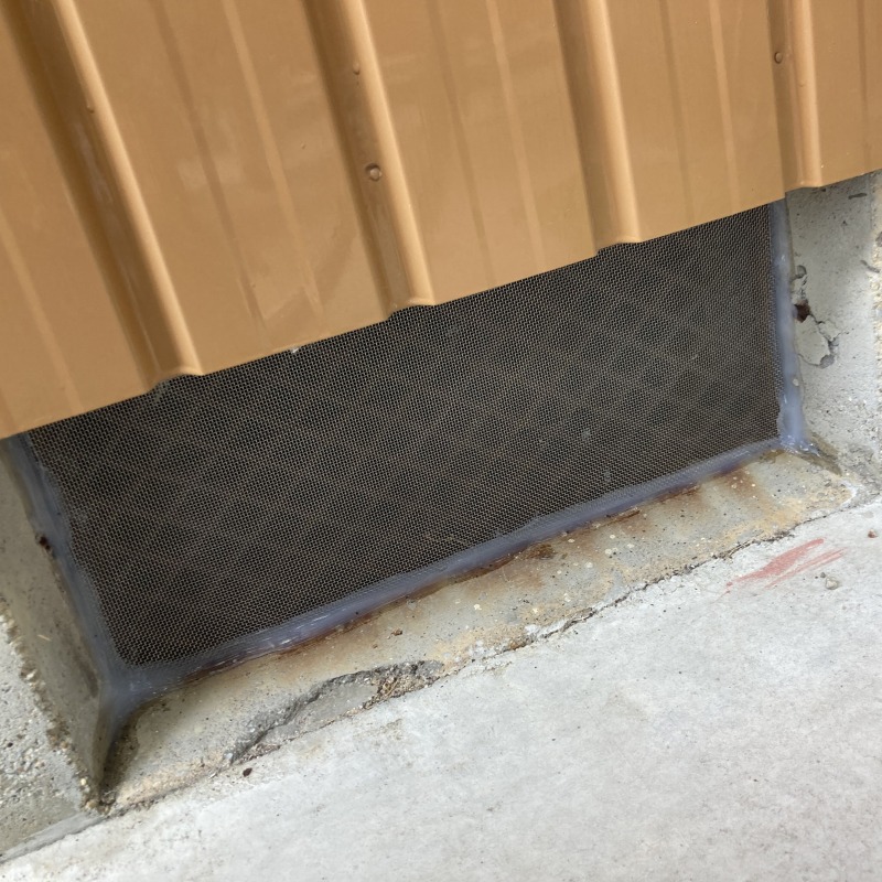 床下換気口に金網を設置