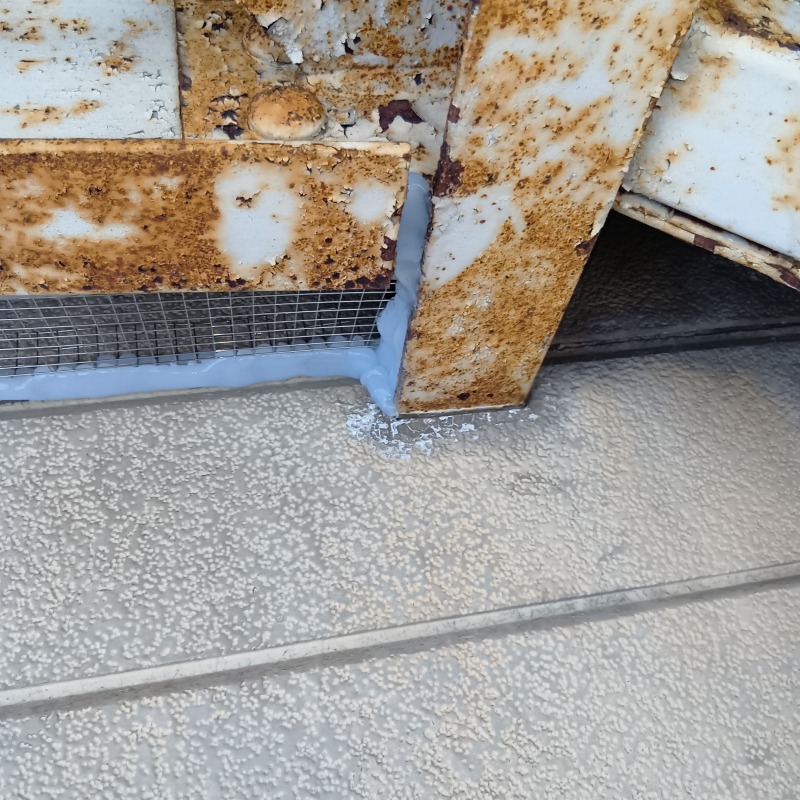 基礎部分のすき間を封鎖した様子