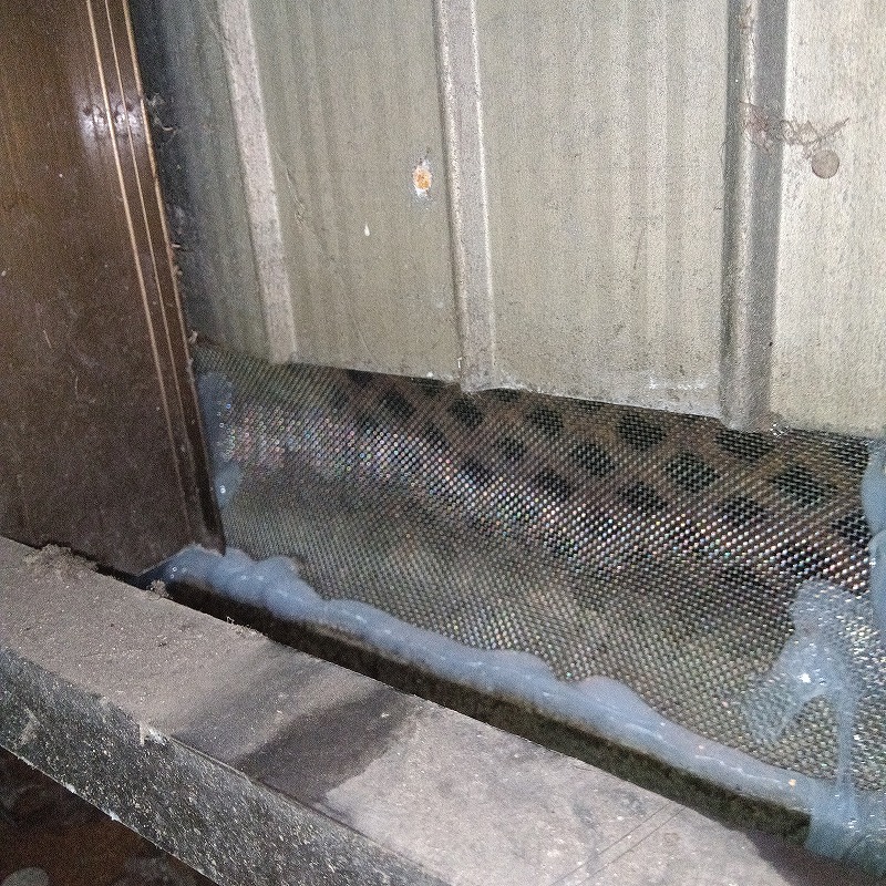 床下換気口に金網を設置した様子