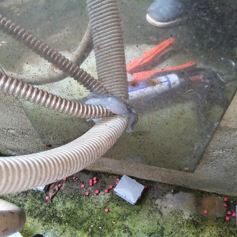 配管のすき間をふさいだ様子