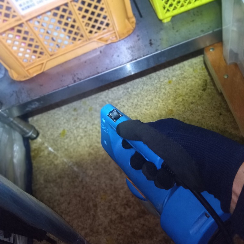 除菌・消臭剤散布の様子