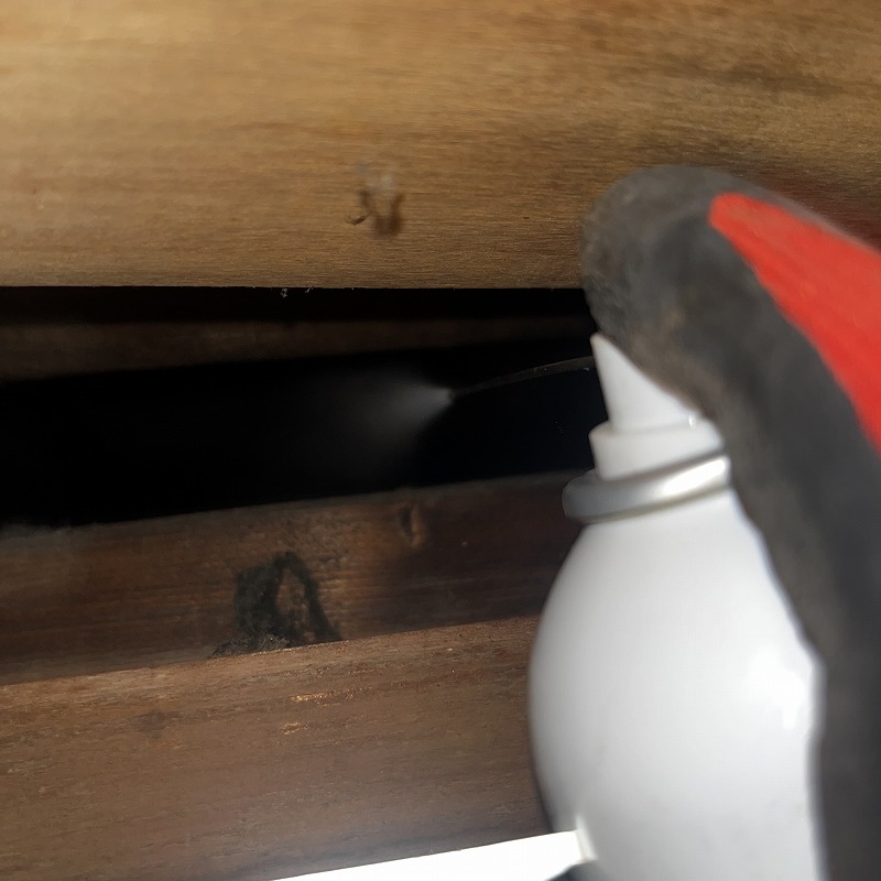 忌避剤を散布する様子