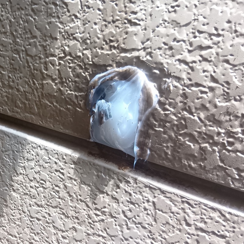 壁の穴を封鎖した様子