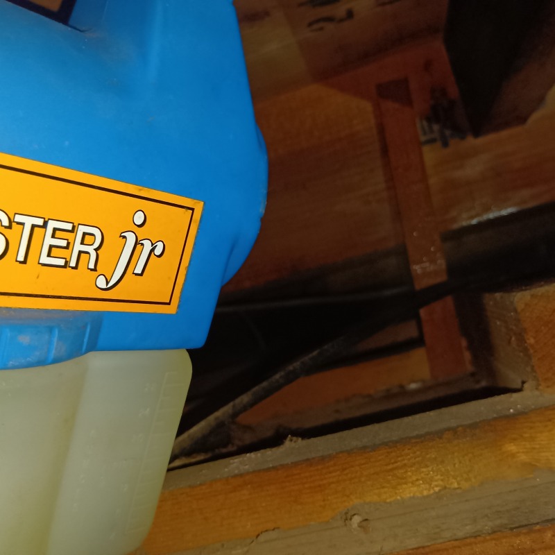 天井裏に除菌・消臭剤を散布する様子