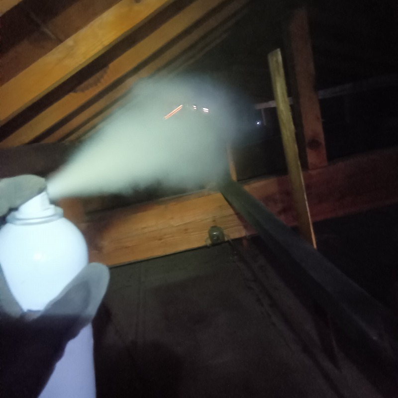 屋根裏に忌避剤を散布