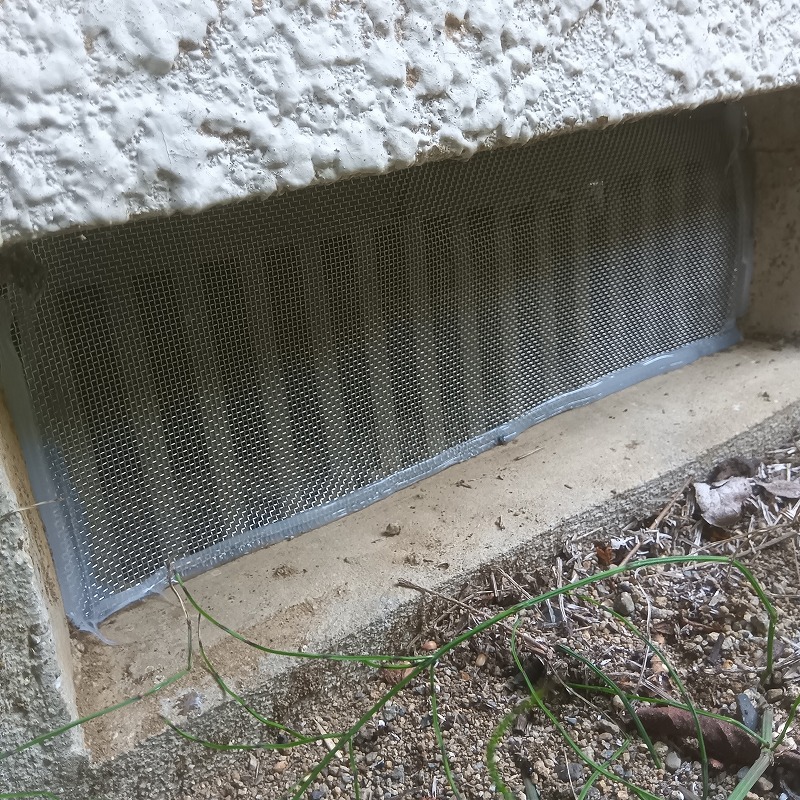 床下換気口に金網を設置