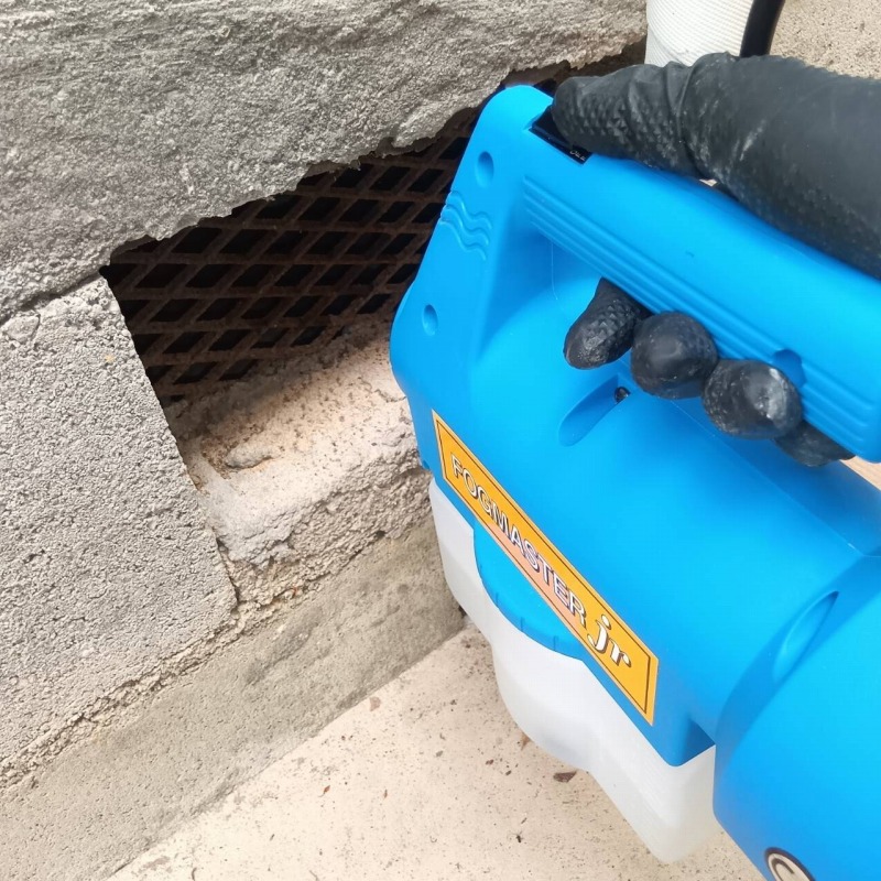 床下に除菌・消臭剤を散布