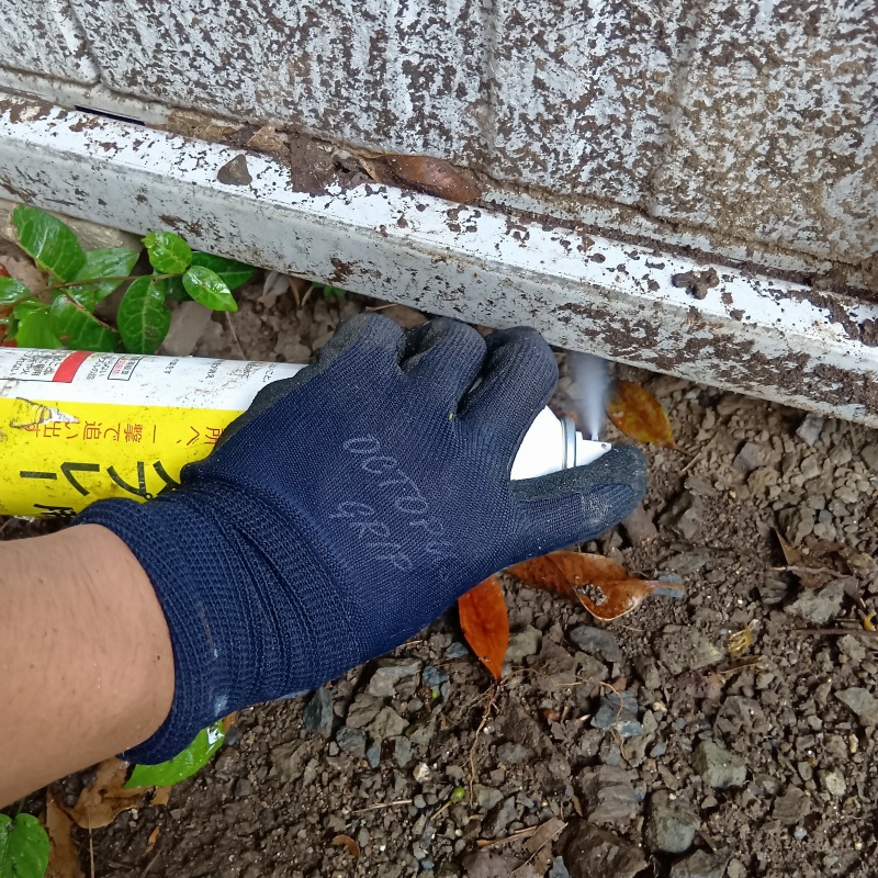 倉庫の床下に忌避剤散布