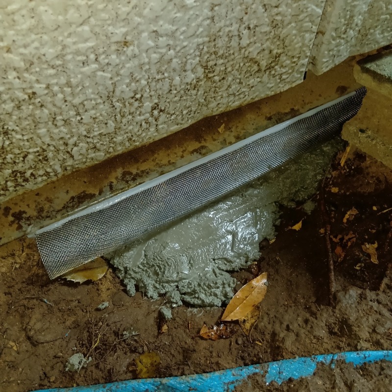 倉庫下のすき間を封鎖