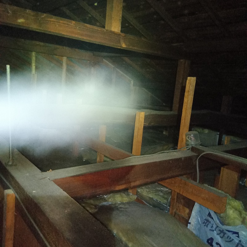 屋根裏に忌避剤を散布