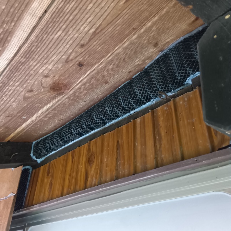 軒のすき間を封鎖した様子