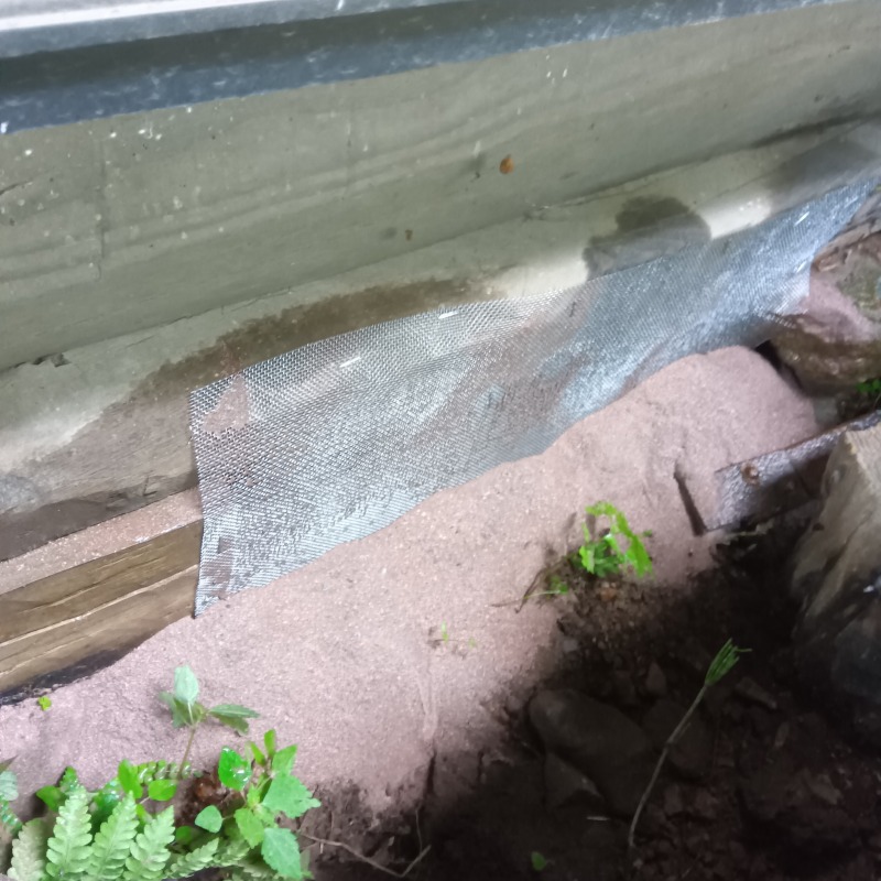 床下にできていた穴を封鎖した様子