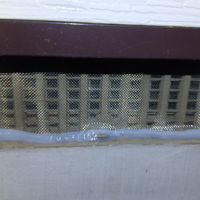 床下換気口に金網を設置