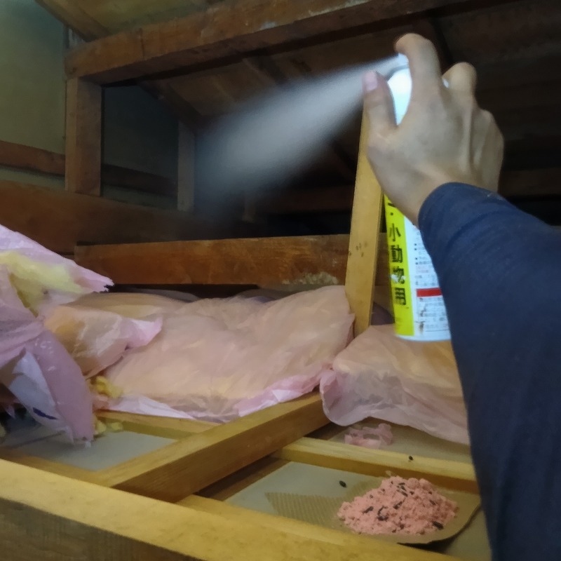 忌避剤を散布する様子