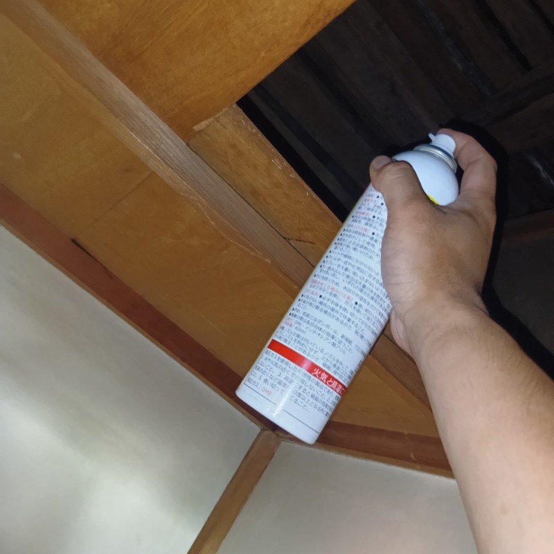 忌避剤を散布する様子