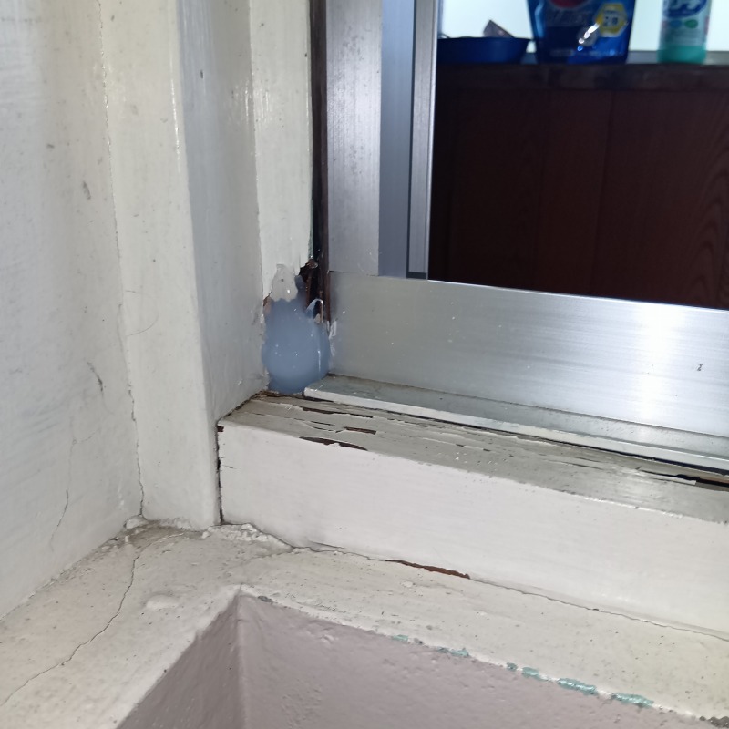 窓枠のすき間を封鎖した様子