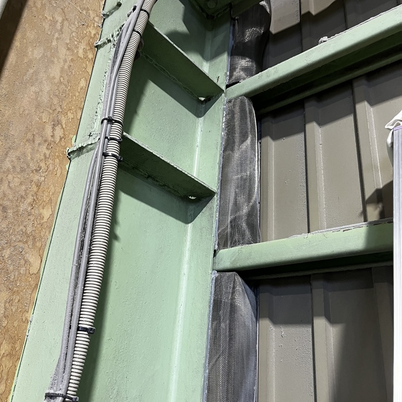 壁の隙間を封鎖した様子