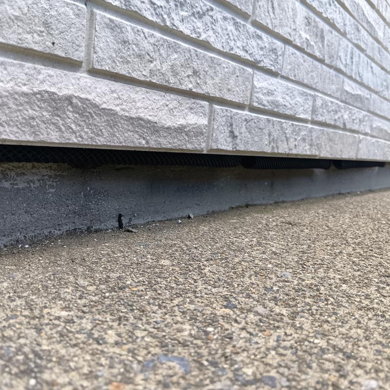 基礎部分のすき間をふさいだ様子