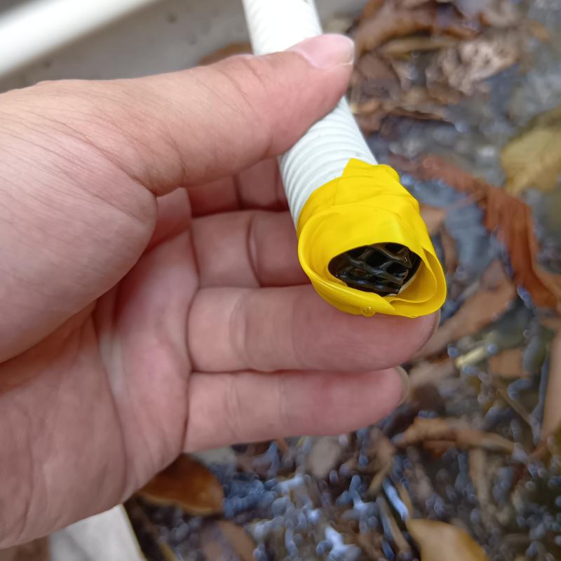 エアコンホースに防鼠ネットを設置した様子