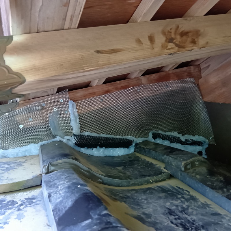 屋根のすき間をふさいだ様子