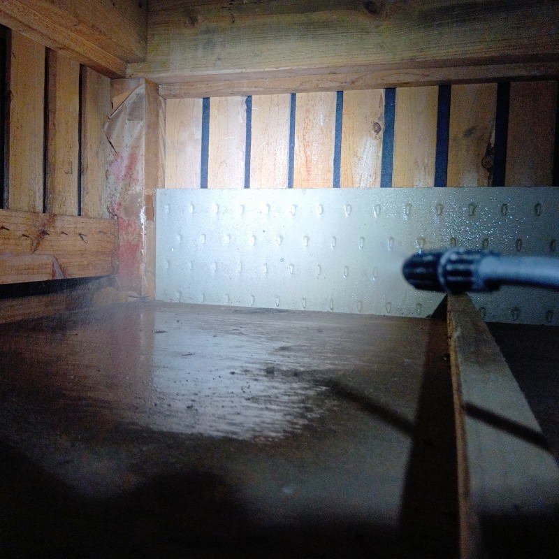 屋根裏に除菌・殺虫剤を散布する様子