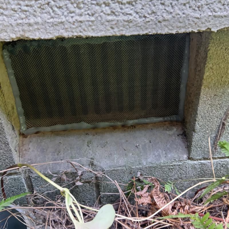 床下換気口に金網を設置