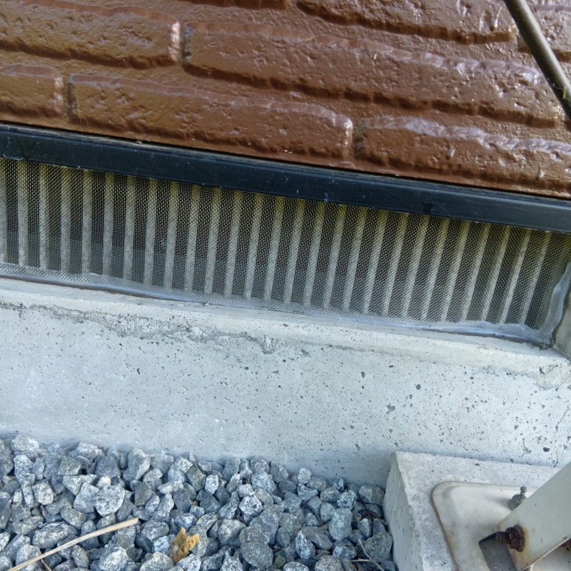 床下換気口に金網を設置した様子