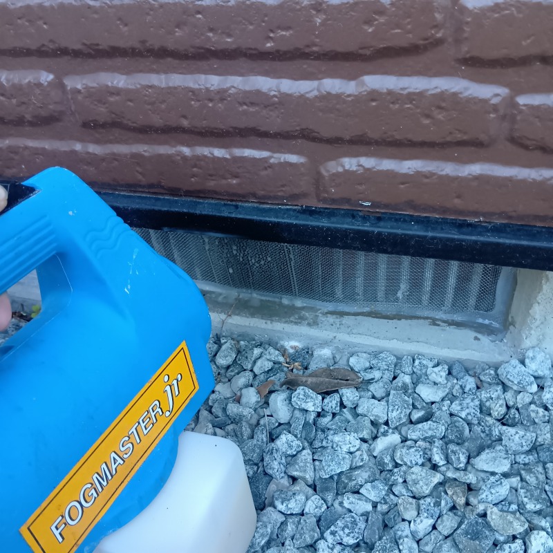 床下に除菌・殺虫剤を散布する様子