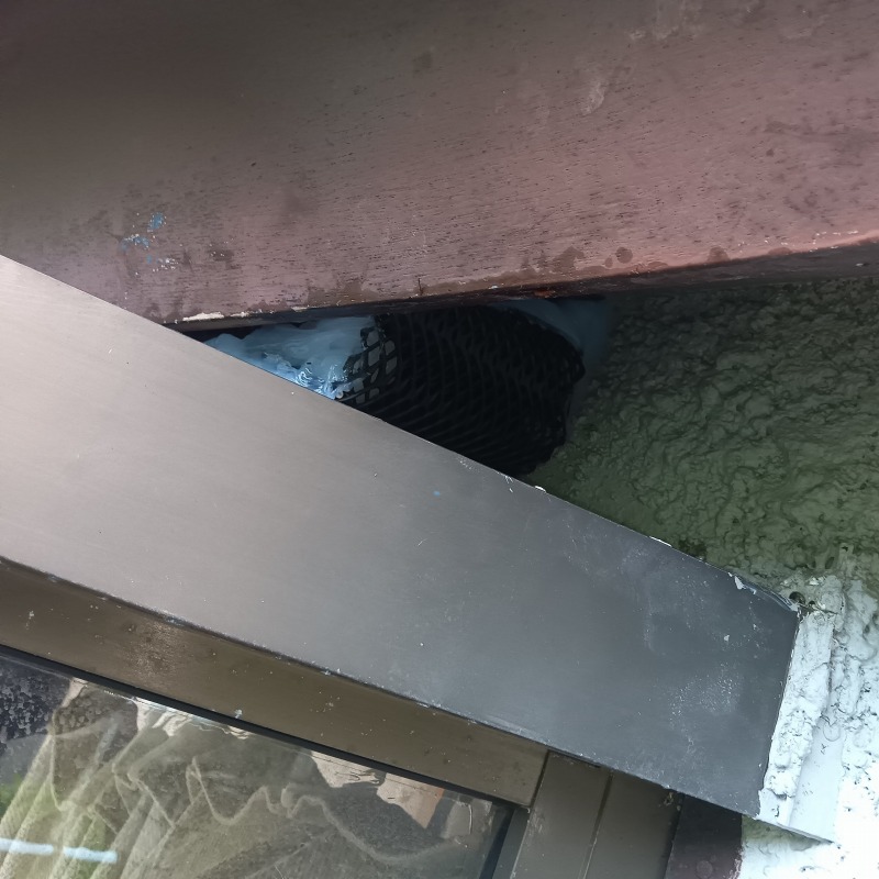 軒のすき間をふさいだ様子