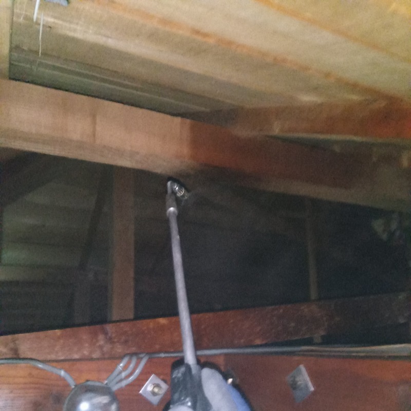 屋根裏に殺虫剤を散布する様子