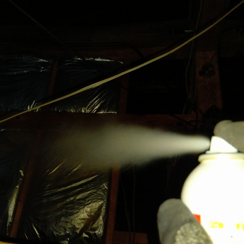 屋根裏に忌避剤を散布