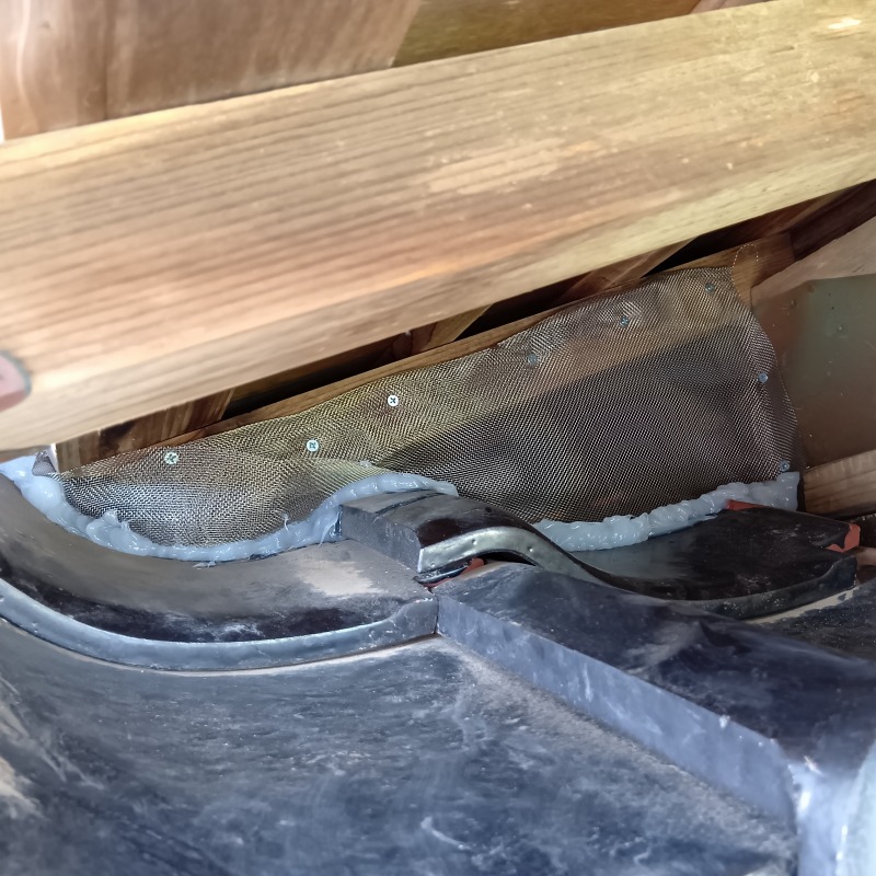 屋根のすき間を封鎖