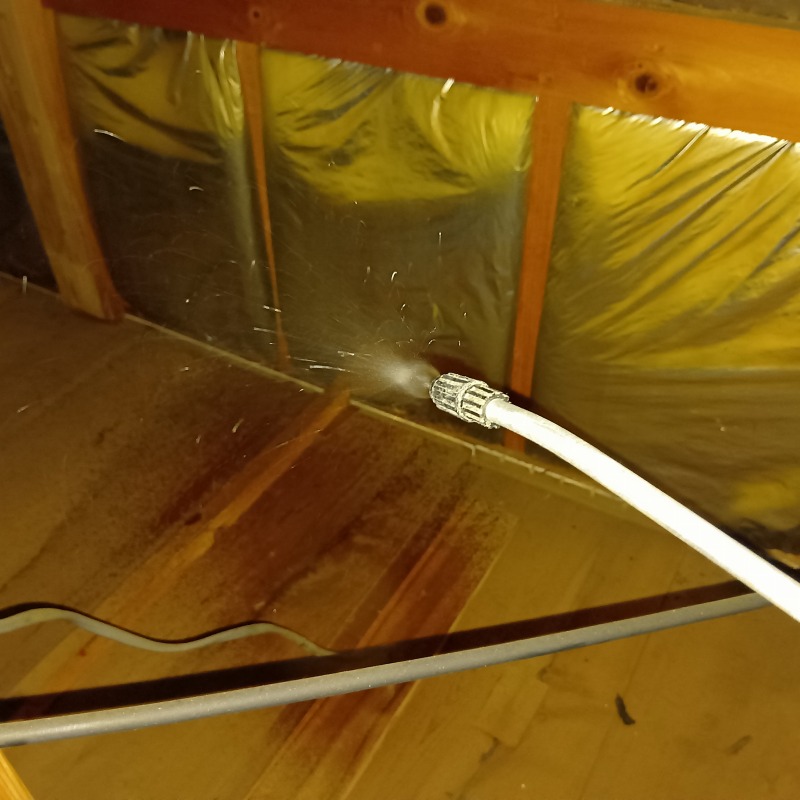 屋根裏に除菌・殺虫剤を散布