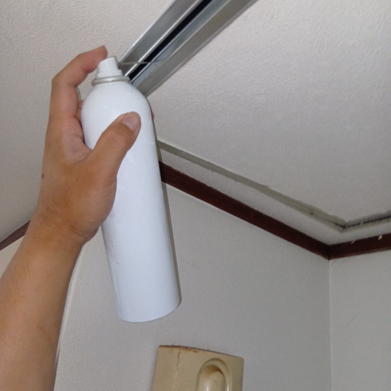 天井裏に忌避剤を散布