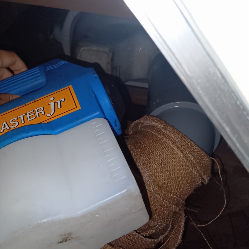 床下に除菌・殺虫剤を散布