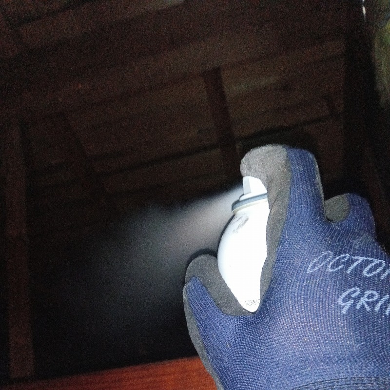 屋根裏に忌避剤を散布