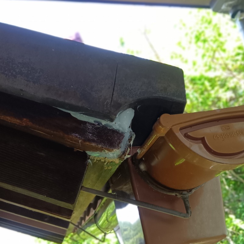 軒部分のすき間を封鎖