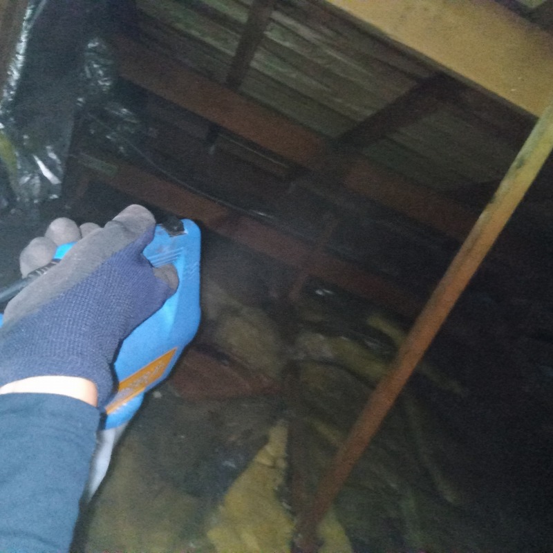 屋根裏に除菌・消臭剤を散布