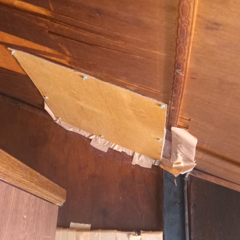 天井の穴を補修