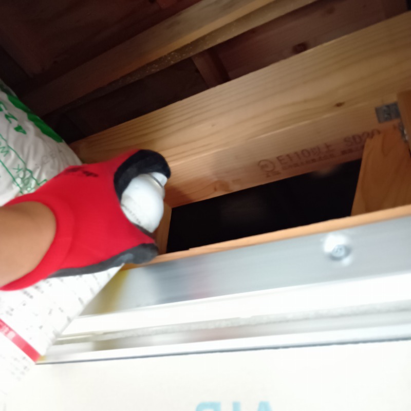 屋根裏に忌避剤を散布する様子