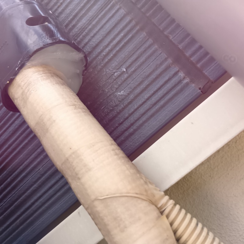 エアコンホースのすき間をふさいだ様子