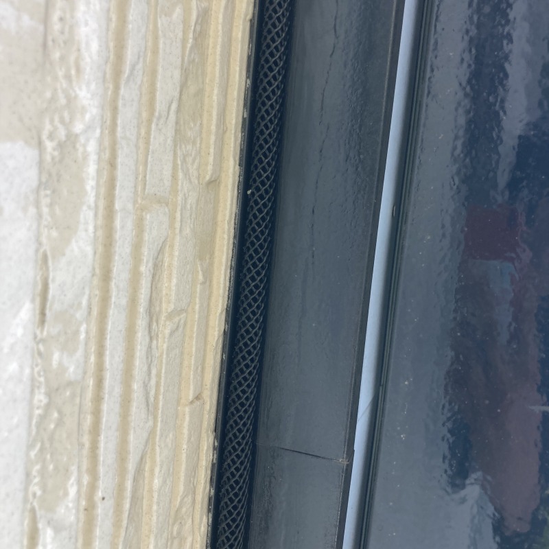 軒のすき間を封鎖した様子