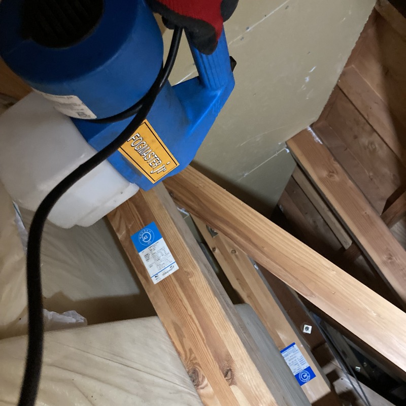 屋根裏に除菌・殺虫剤を散布する様子