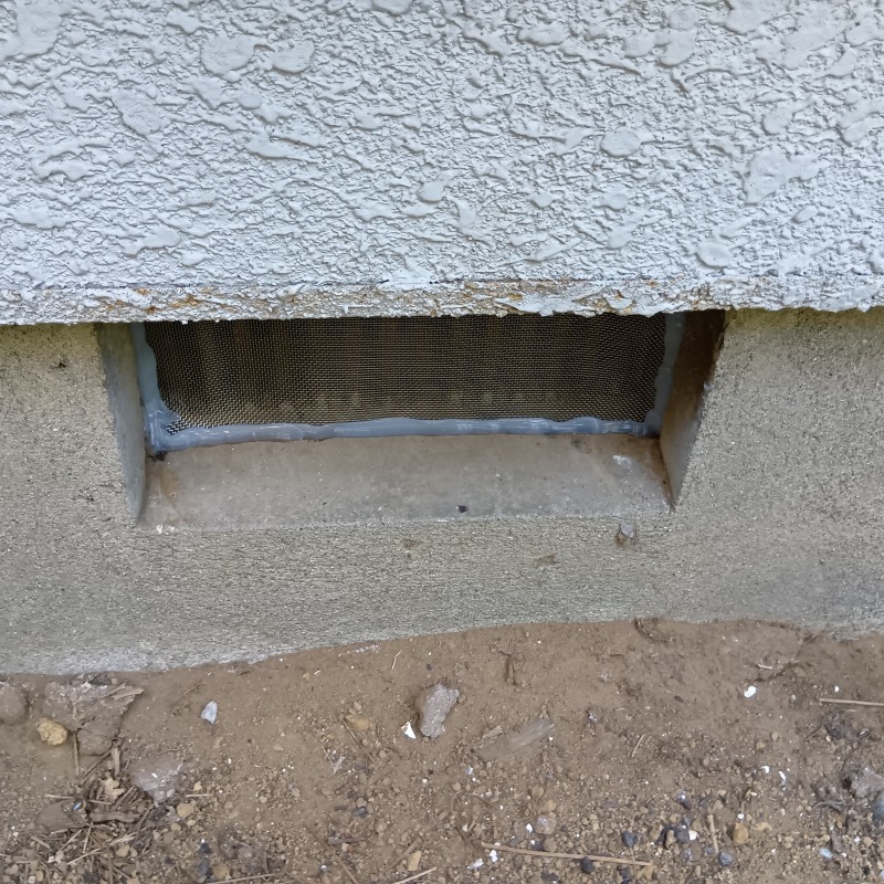 床下換気口に防鼠金網を設置