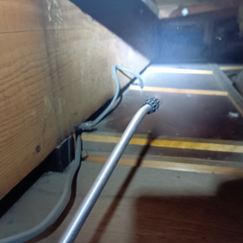 屋根裏に除菌・殺虫剤を散布