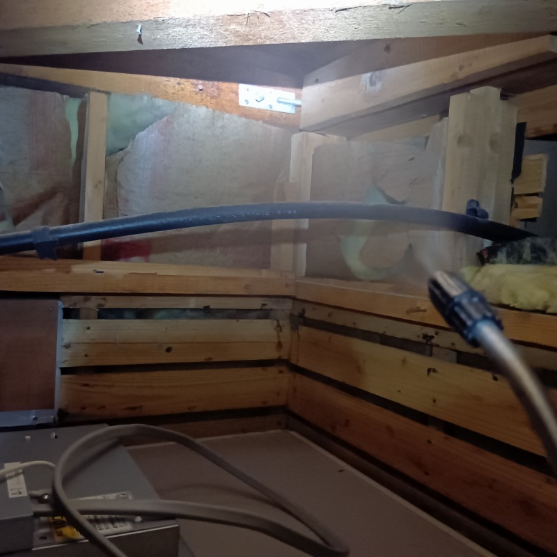 屋根裏に除菌・殺虫剤を散布