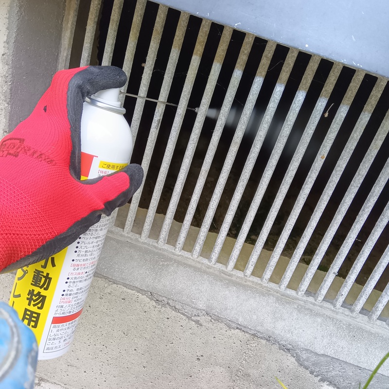 床下に忌避剤を散布