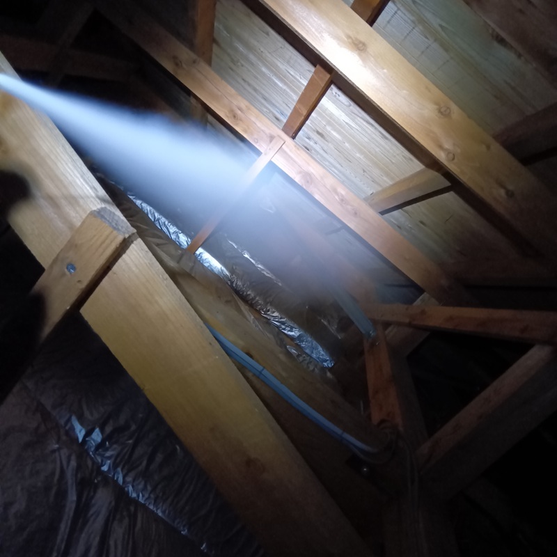 屋根裏に忌避剤を散布