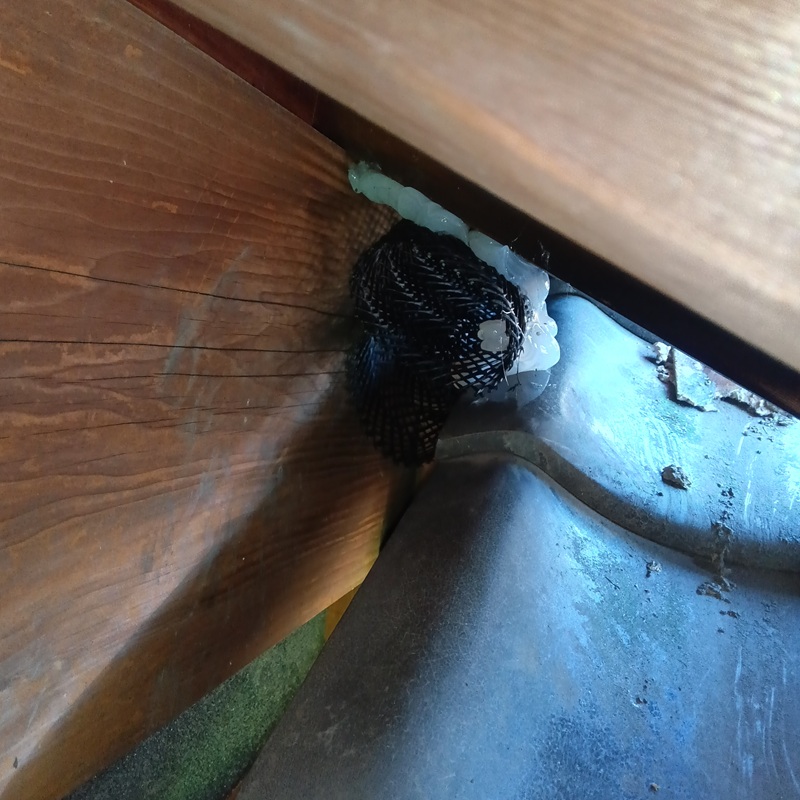 屋根のすき間をふさいだ様子